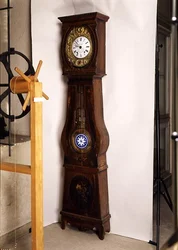 Eine Comtoise-Uhr, nach 1840